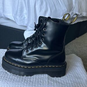 DR. MARTENS Jadon
Womens Platform Boots